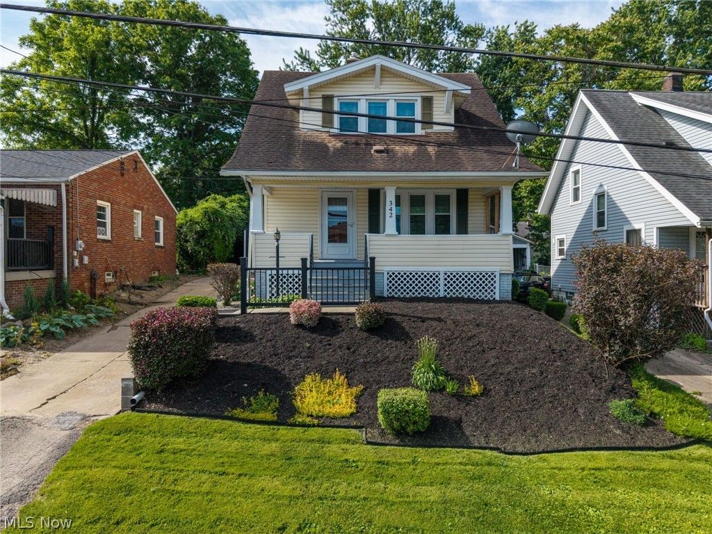 Photo of 342 Washington Avenue, Barberton, OH 44203 (MLS # 5215022)