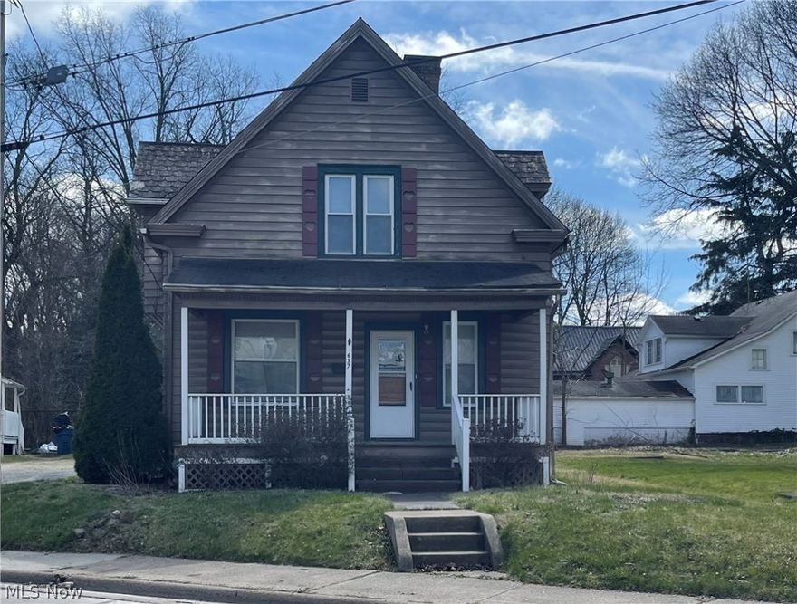 Wonderful opportunity to own this starter home or investment property? Nice kitchen cabinets, hardwood floors, and high ceilings. This 2-bedroom home feels roomy and provides ample storage. Don't miss out on this one!