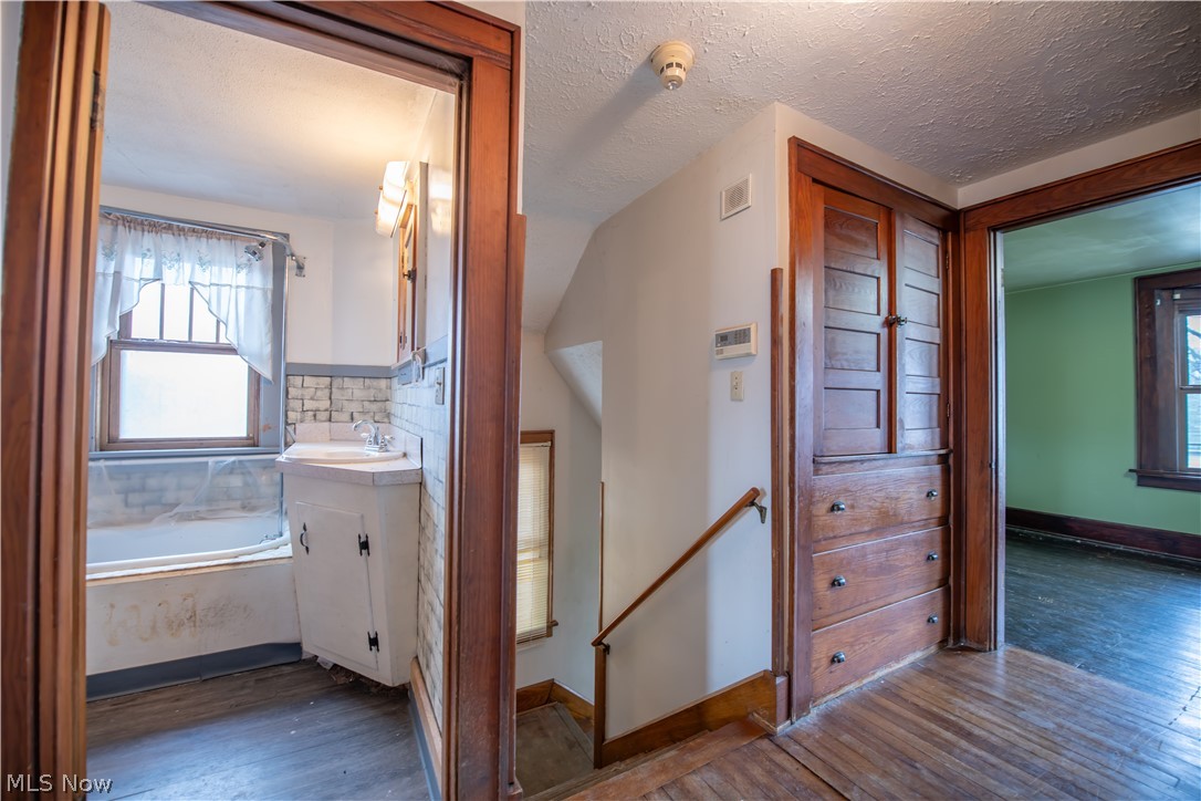 Collins & Gauntletts Tuxedo Park - Residential