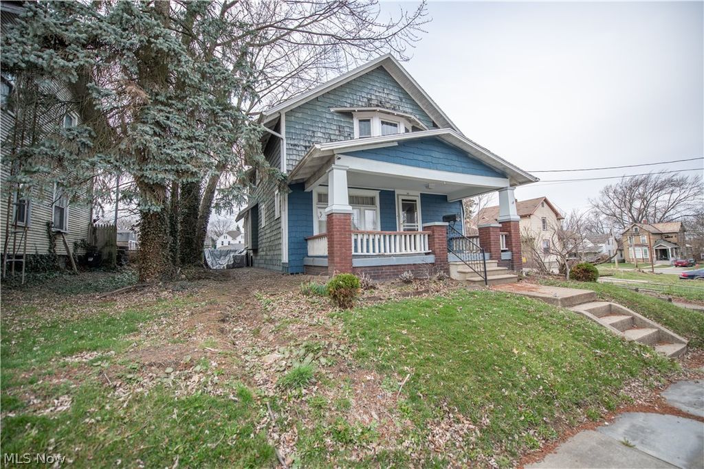 Photo of 33 S Lincoln Avenue, Alliance, OH 44601 (MLS # 5192165)