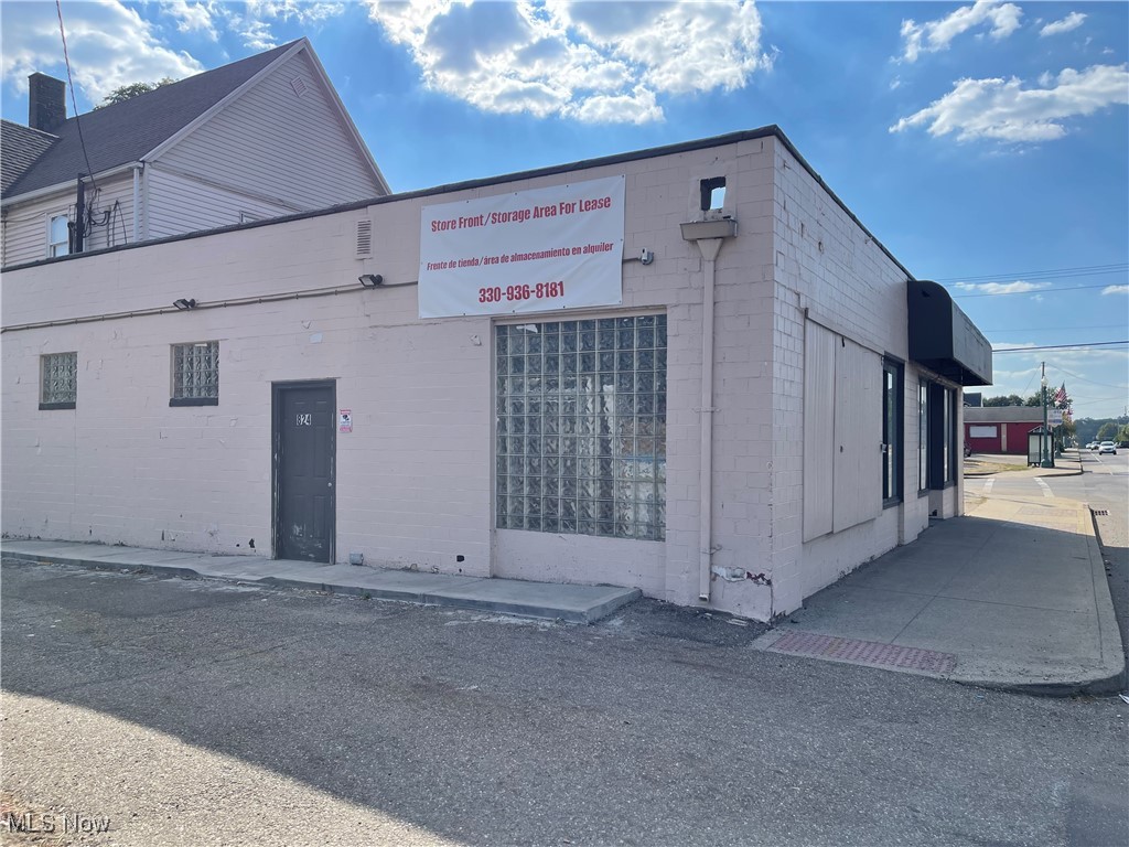 Main image without alt text