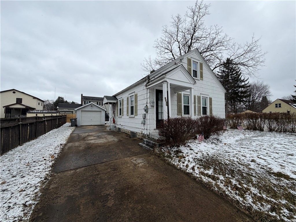 Photo of 3332 Sheridan Road, Youngstown, OH 44502 (MLS # 5187716)