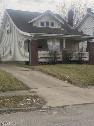 Second floor updated 1 bedroom unit, new carpet throughout, very spacious. Requires 1st month, last month and security deposit. No fee application required.