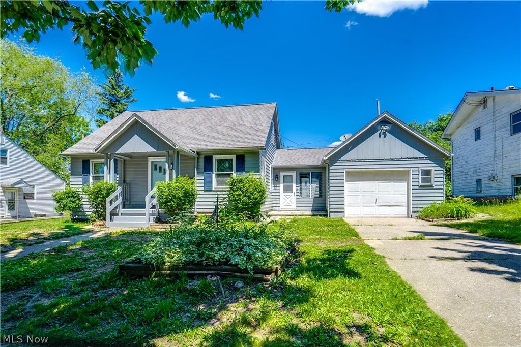 Photo of 295 E Boxwood Avenue, Akron, OH 44301 (MLS # 5215704)