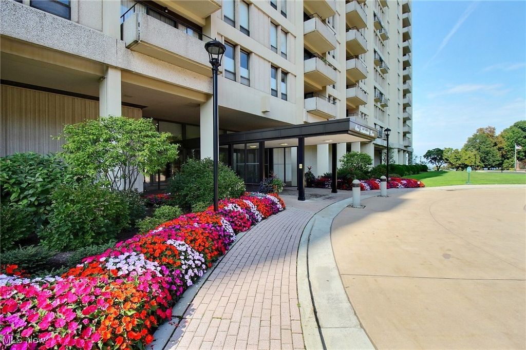 Photo of 1 Bratenahl Place #604, Bratenahl, OH 44108 (MLS # 5177106)