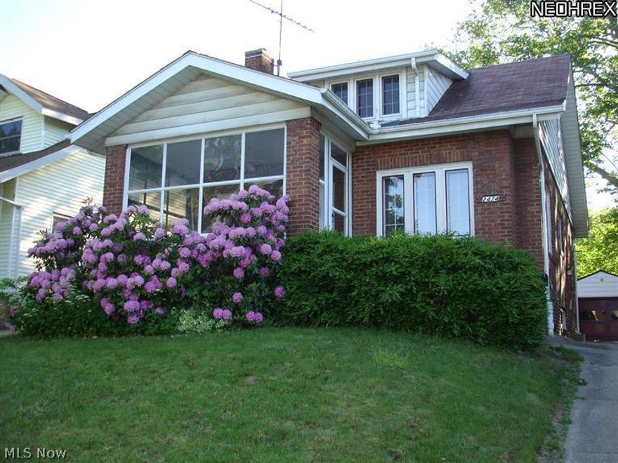 Great Cape in Cuyahoga Falls available for rent!  Open floor plan with a huge bedroom upstairs with 2 walk in closets. Fenced back yard.