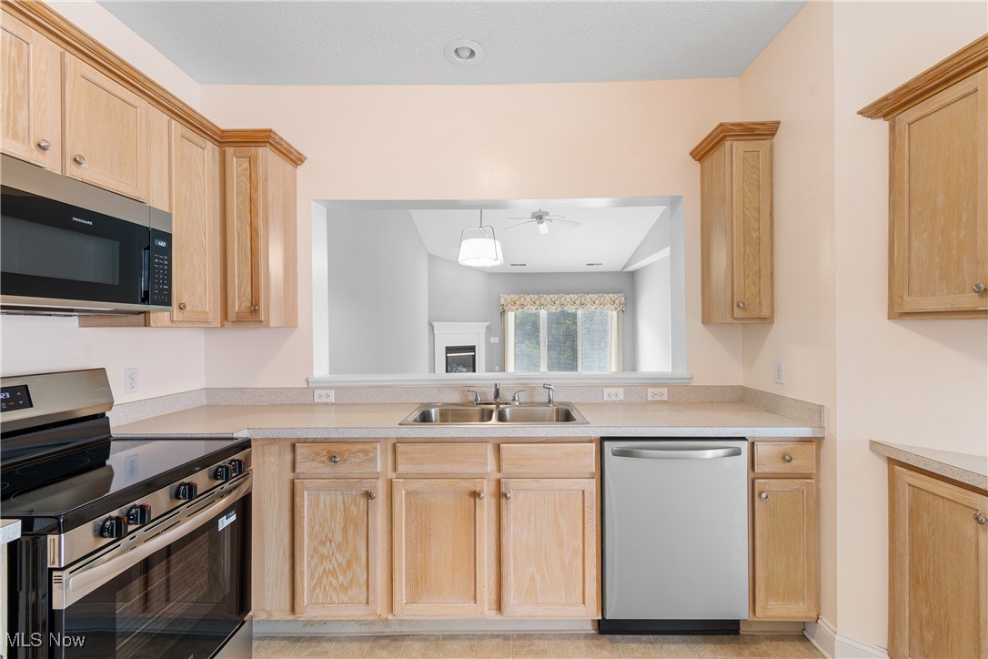 4351 Greenway Trail Street, Massillon, Ohio image 13