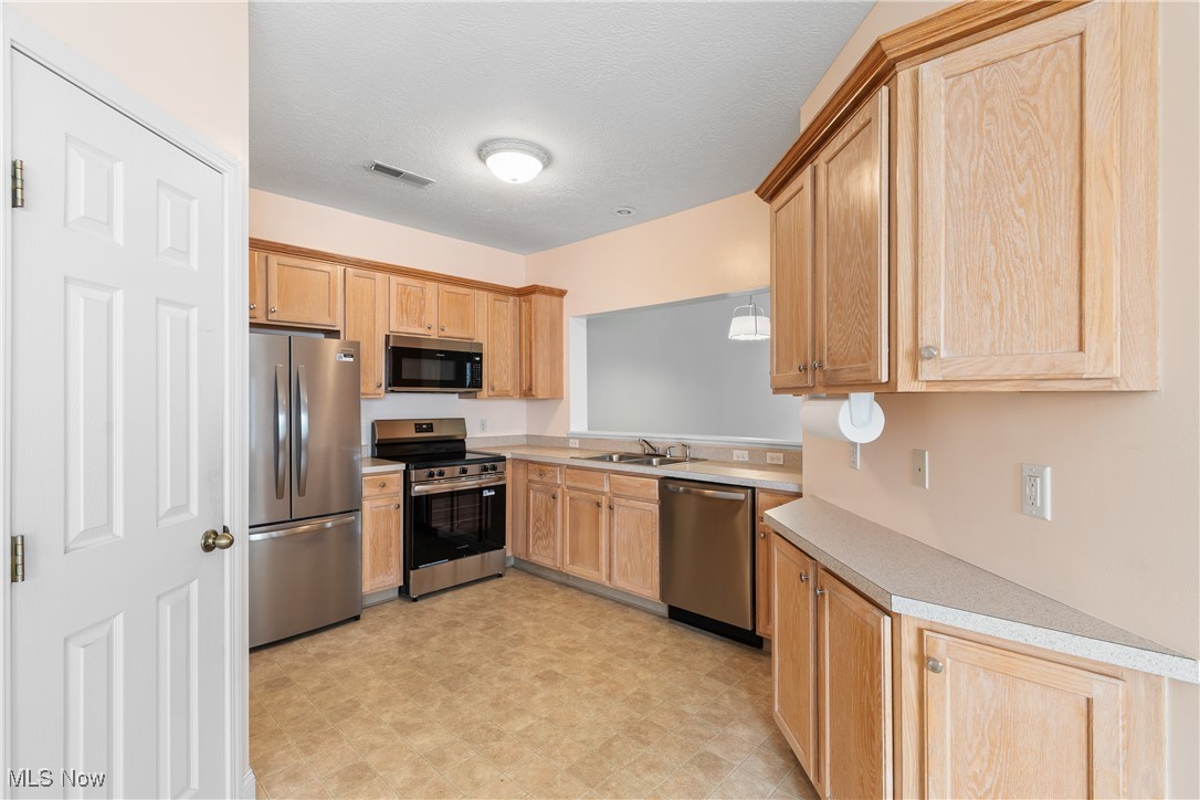 4351 Greenway Trail Street, Massillon, Ohio image 14