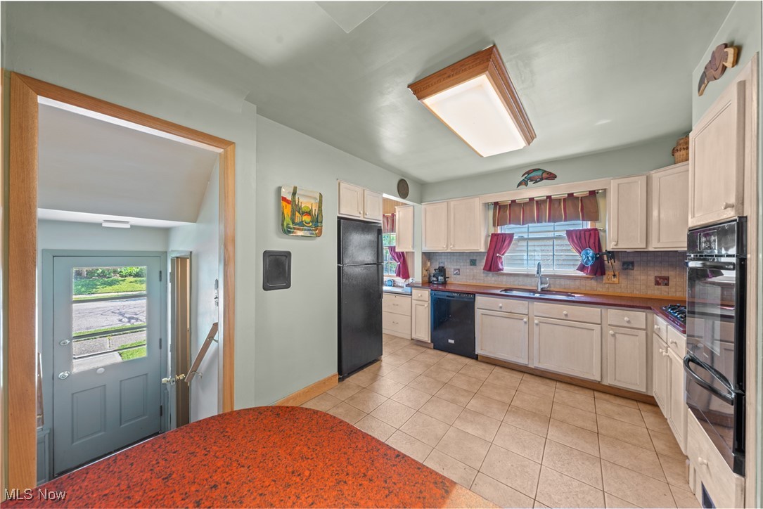 Cleveland, Ohio 44119, United States, 3 Bedrooms Bedrooms, ,2 BathroomsBathrooms,Residential,Contingent,151816