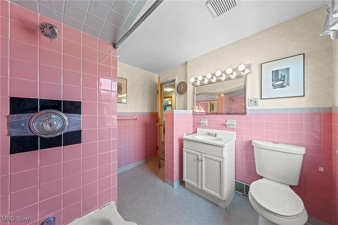 Cleveland, Ohio 44119, United States, 3 Bedrooms Bedrooms, ,2 BathroomsBathrooms,Residential,Contingent,151816