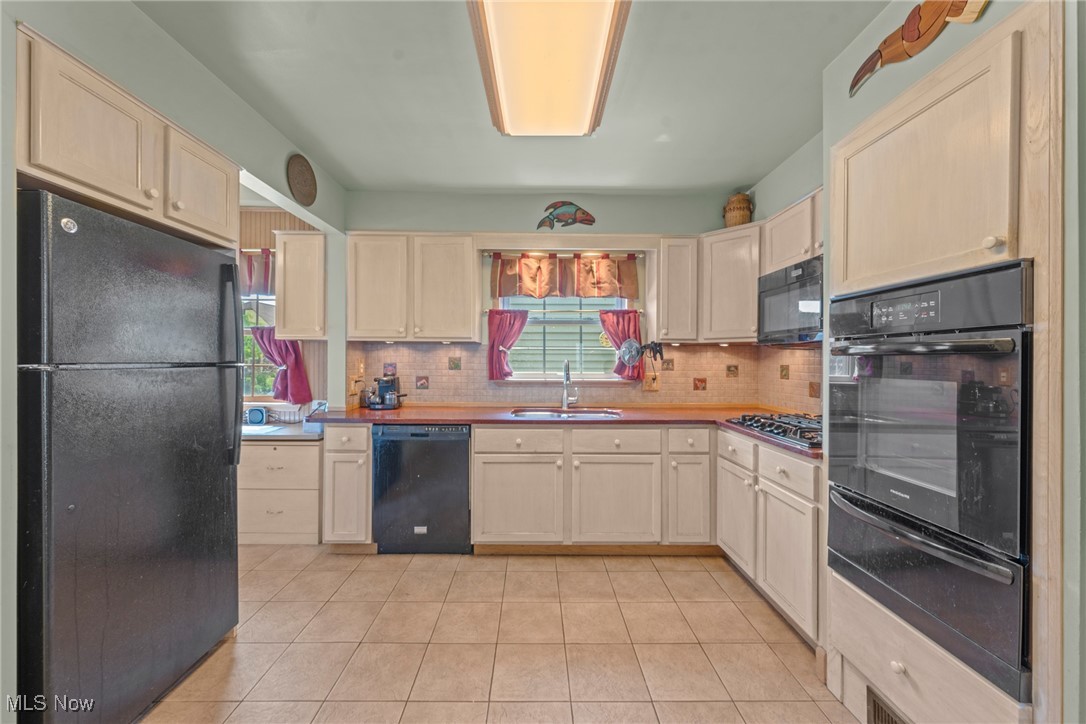 Cleveland, Ohio 44119, United States, 3 Bedrooms Bedrooms, ,2 BathroomsBathrooms,Residential,Contingent,151816