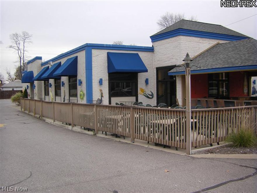 Prime commercial location.  Retail/Restaurant.  Approximately 5000 square feet.  Two entrances.  
5 year lease  $5250. monthly for years 1 and 2.   $6250. monthly for years 3, 4, and 5.
Will sell chattels for $60,000 or will remove them