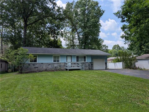 Homes For Sale - 18015 Hillcrest Drive<br/> Lake Milton, OH 44429