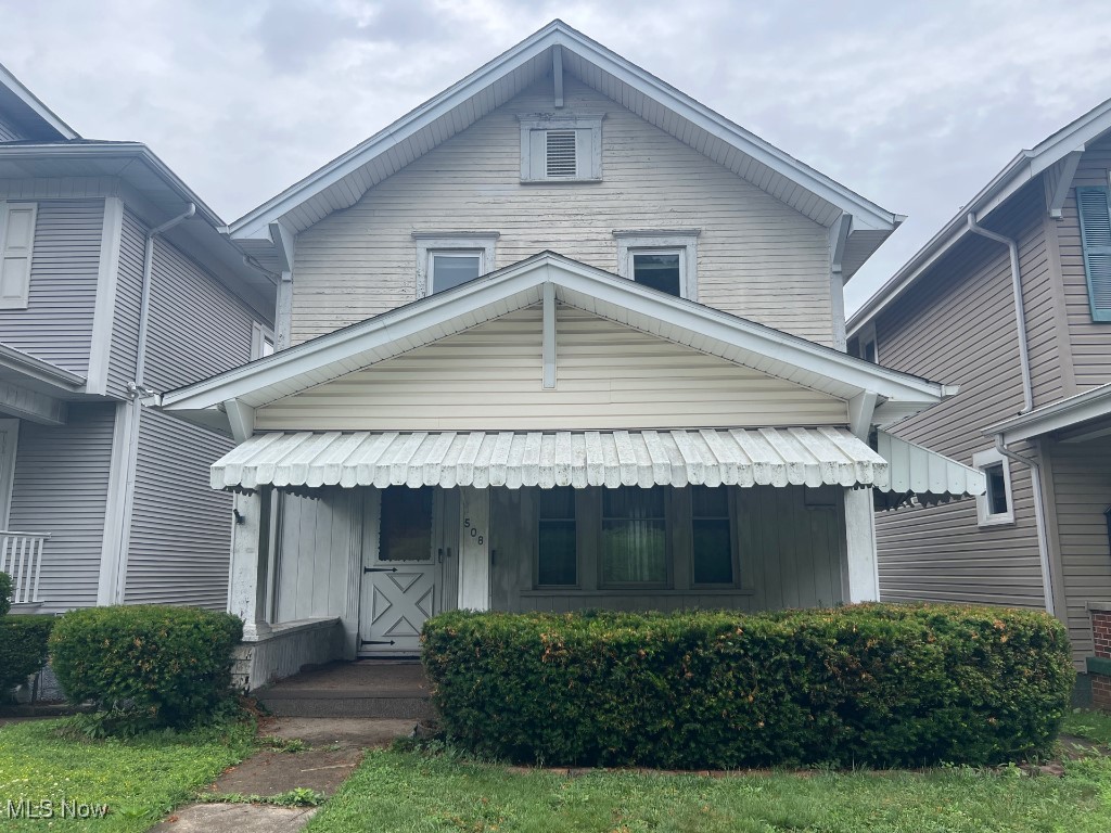 This 3 bedroom 1 bathroom is screaming potential. Just some light repairs and cosmetic update and you will have a brand new property.