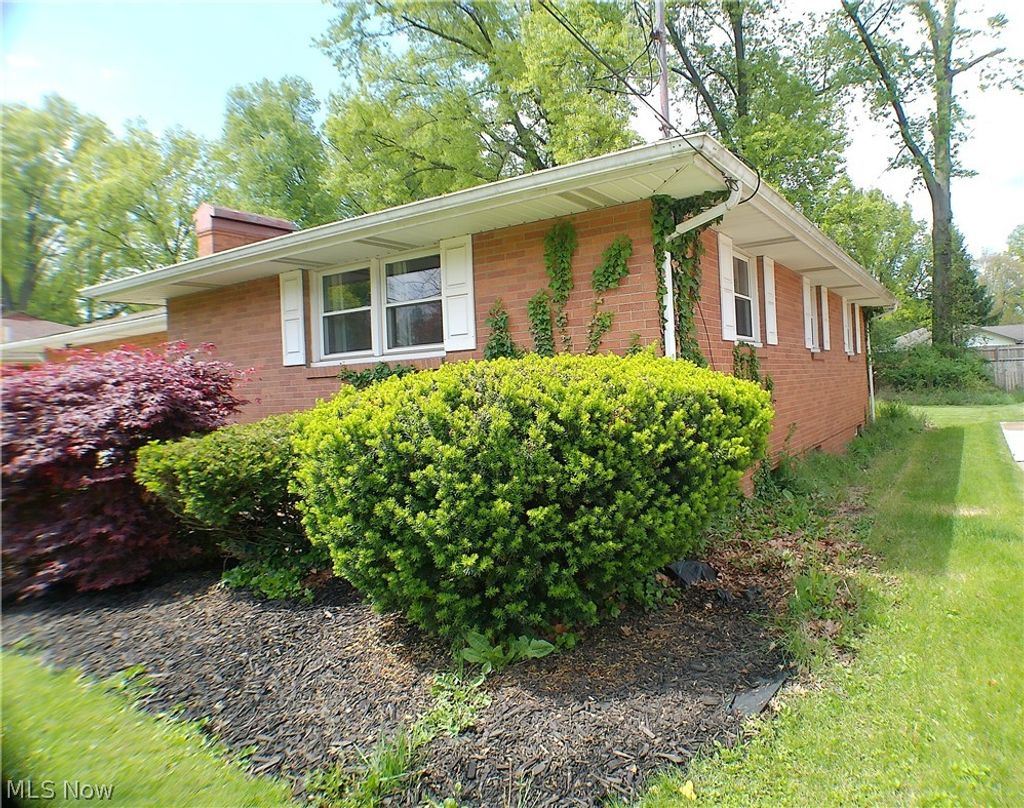 Photo of 338 Mansell Drive, Liberty, OH 44505 (MLS # 5210788)