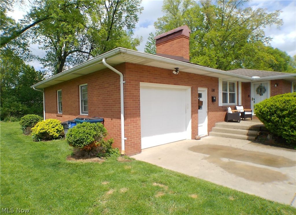 Photo of 338 Mansell Drive, Liberty, OH 44505 (MLS # 5210788)