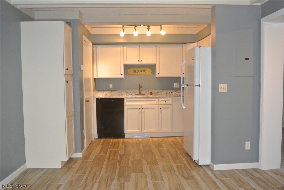 Village Green Condos 03 - Residential Lease