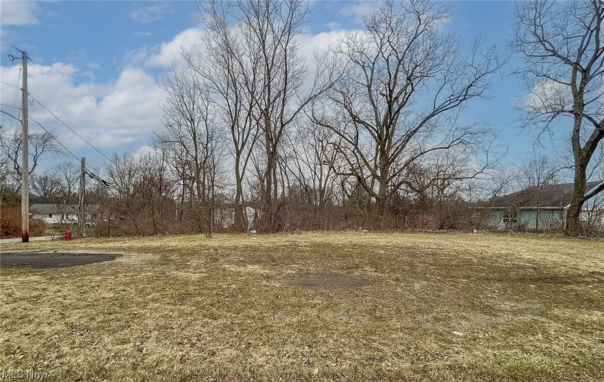 Don't miss this two parcel lot in Stow Little Farms development on the corner of Hile Rd and Kent Rd! Conveniently located near Stow shops and restaurants! Zoned R3.
