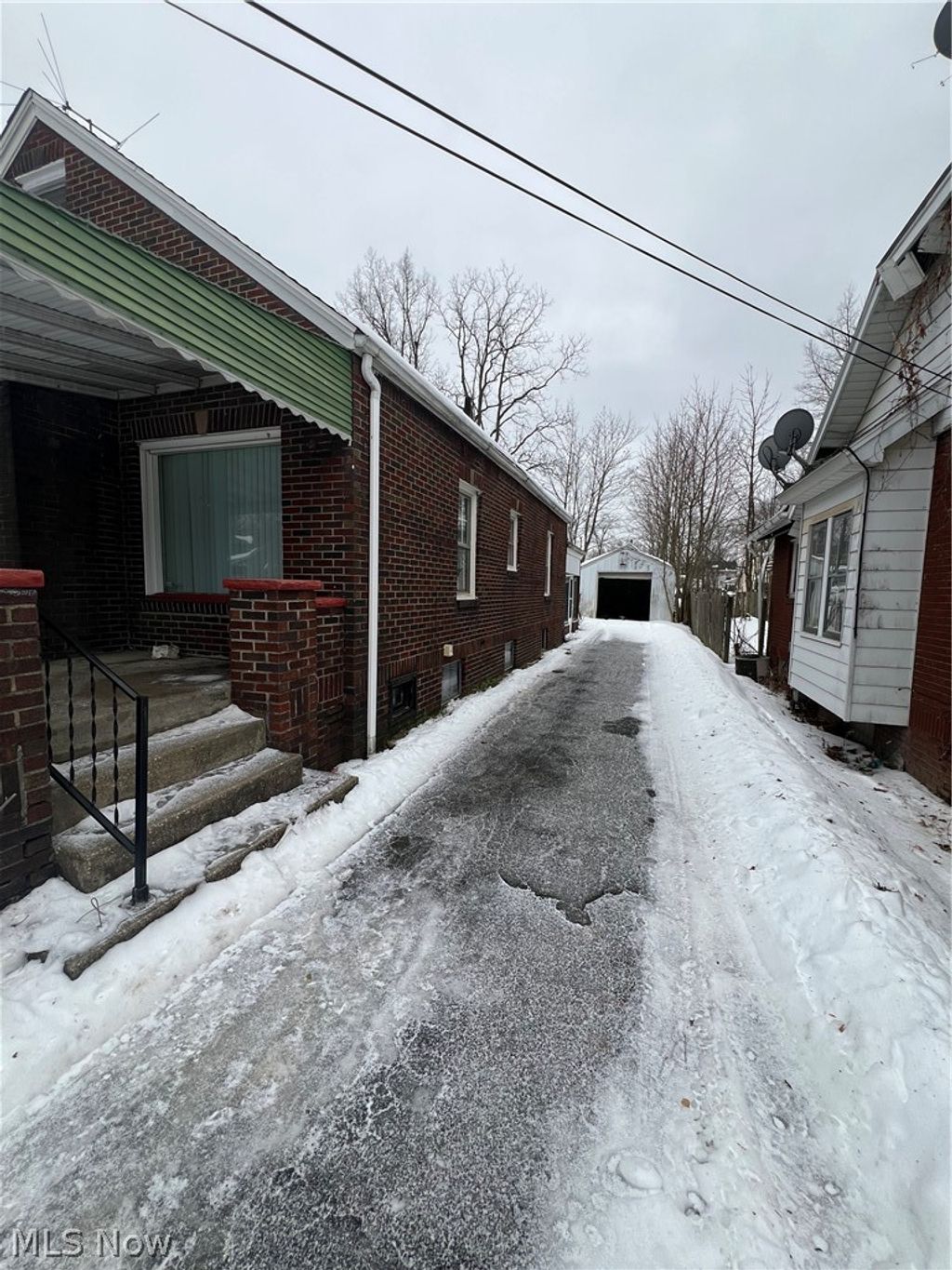 Photo of 221 E Avondale Avenue, Youngstown, OH 44507 (MLS # 5187265)