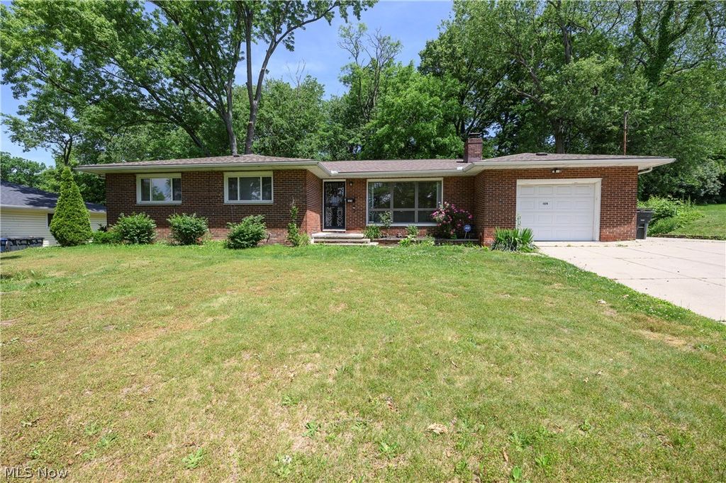 Photo of 1279 Chippewa Avenue, Akron, OH 44305 (MLS # 5217561)