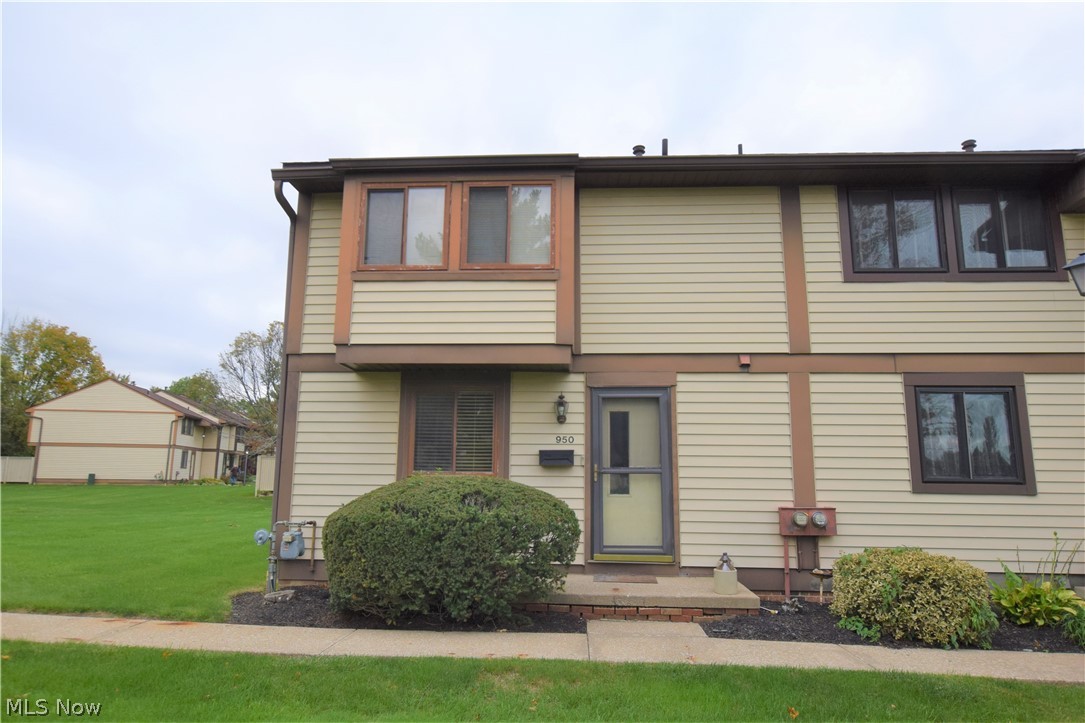 If you're looking for a low-maintenance home, this could be the perfect place for you! This condo is 1,260 sq. ft. with 3 bedrooms and 1.5 bathrooms. The living room is spacious with pretty laminate wood floors and a unique corner fireplace. The convenient detached garage allows you to park your car out of the elements. Call us today for a private showing!
