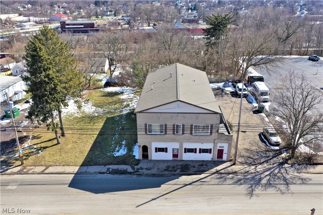 6 Unit brick apartment building...First floor has Two, 2 bedroom units plus common area with coin Washer and Dryer... Individual storage closets for each unit...
Second floor has Four, 1 bedroom apartment...New Roof in 2020.. Updated Electric... Newer HWT 75 gal...