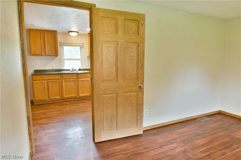 Tiny photo for 800 N Leavitt Road, Leavittsburg, OH 44430 (MLS # 5209314)