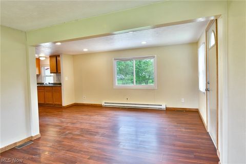 Tiny photo for 800 N Leavitt Road, Leavittsburg, OH 44430 (MLS # 5209314)