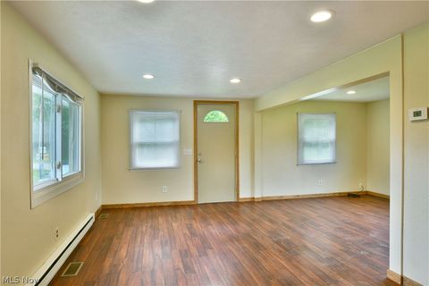 Tiny photo for 800 N Leavitt Road, Leavittsburg, OH 44430 (MLS # 5209314)