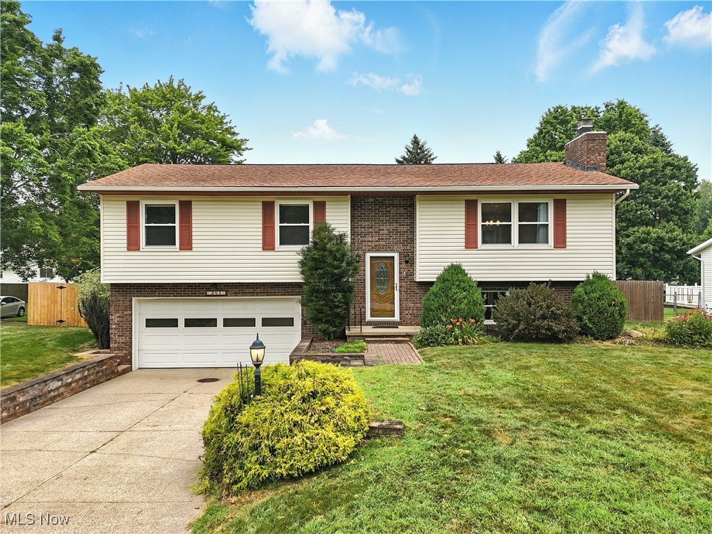 Welcome to you new home in the desirable Rivermoor Estates. This spacious 3 bedroom, 2.5 bathroom split offers comfort, functionality, and room to grow. Step inside to a warm and inviting layout with multiple living spaces perfect for entertaining or relaxing.
Enjoy outdoor living at its finest with a large, fully fenced backyard, featuring a beautiful deck ideal for BBQs, family gatherings, or quiet evenings under the stars. A storage shed provides plenty of room for tools, toys, and seasonal decor.
Don't miss you chance to live in one of the areas most sought-after neighborhoods - schedule your tour today!