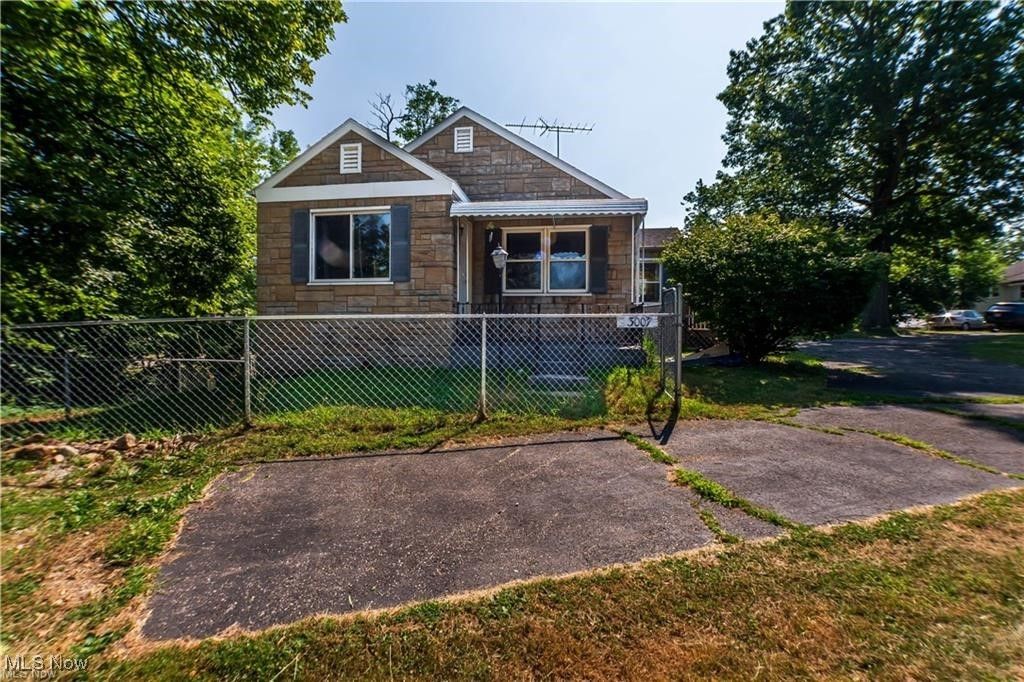 Photo of 3007 E Waterloo Road, Akron, OH 44312 (MLS # 5168101)