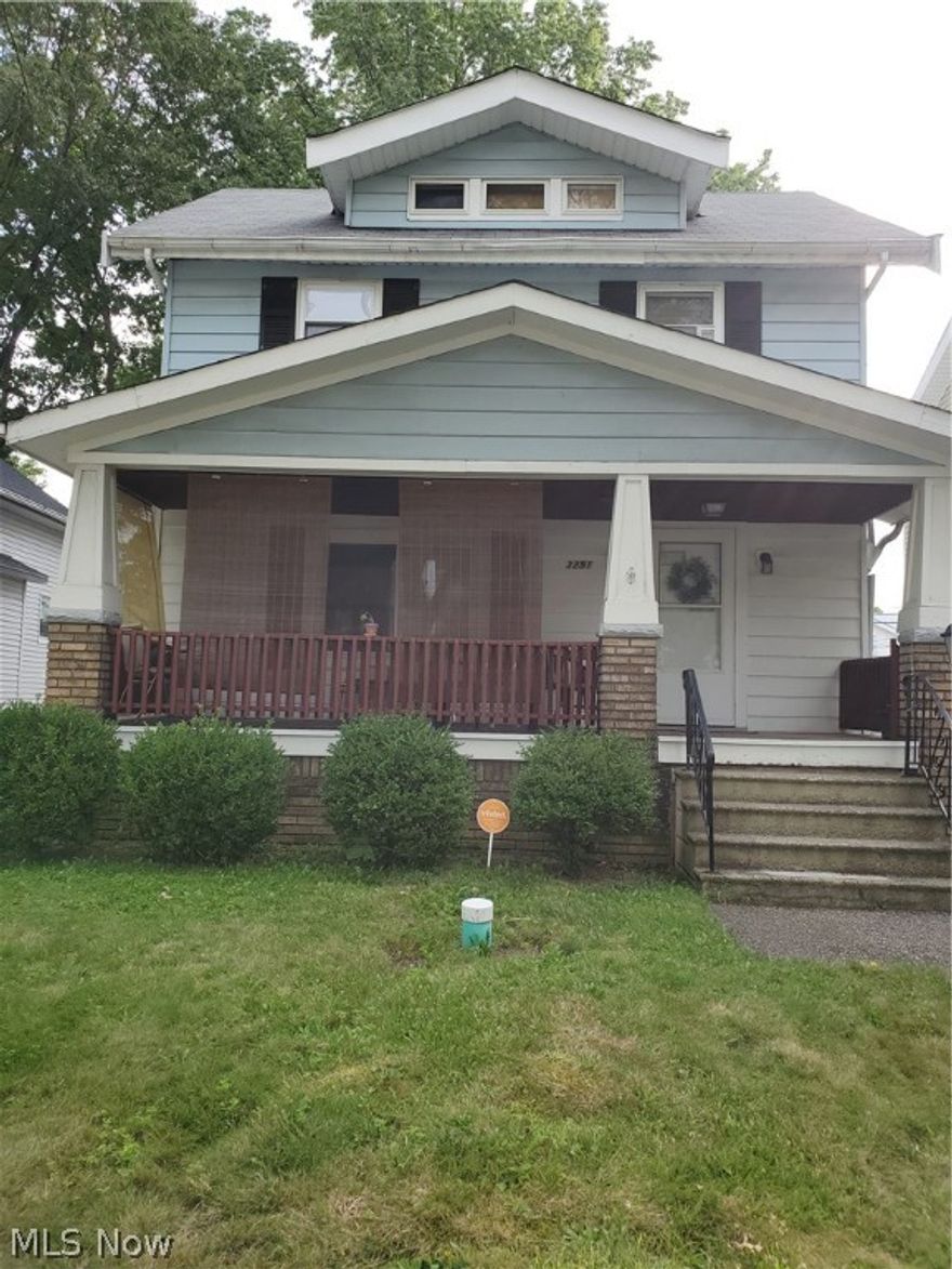 Great investment property in a really nice area. Tenant recently vacated. 
LBP Passing Certificate
 Renovation was newly completed 
 The water tank is 8 years old
 The furnace is 7 years old