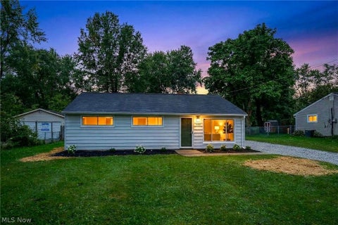 Homes For Sale - 1828 Glenwood Drive<br/> Twinsburg, OH 44087