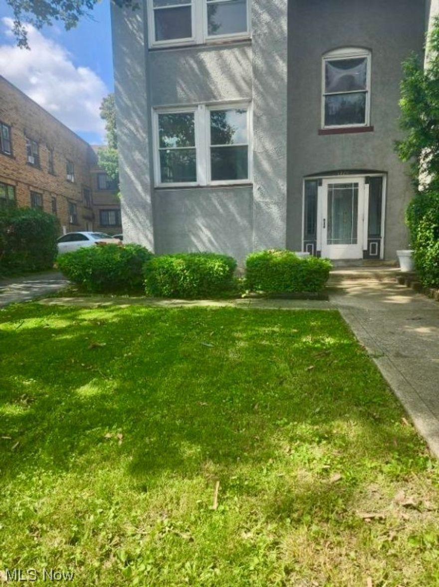 Spacious 2 bedroom apartment. Close to shopping and dining. Tenant responsible for electric utility.