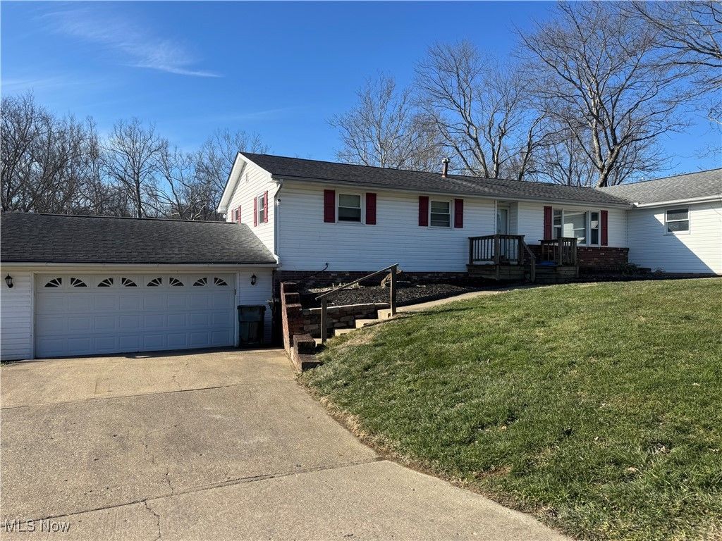 Photo of 3149 Broadvue Circle, Zanesville, OH 43701 (MLS # 5178525)