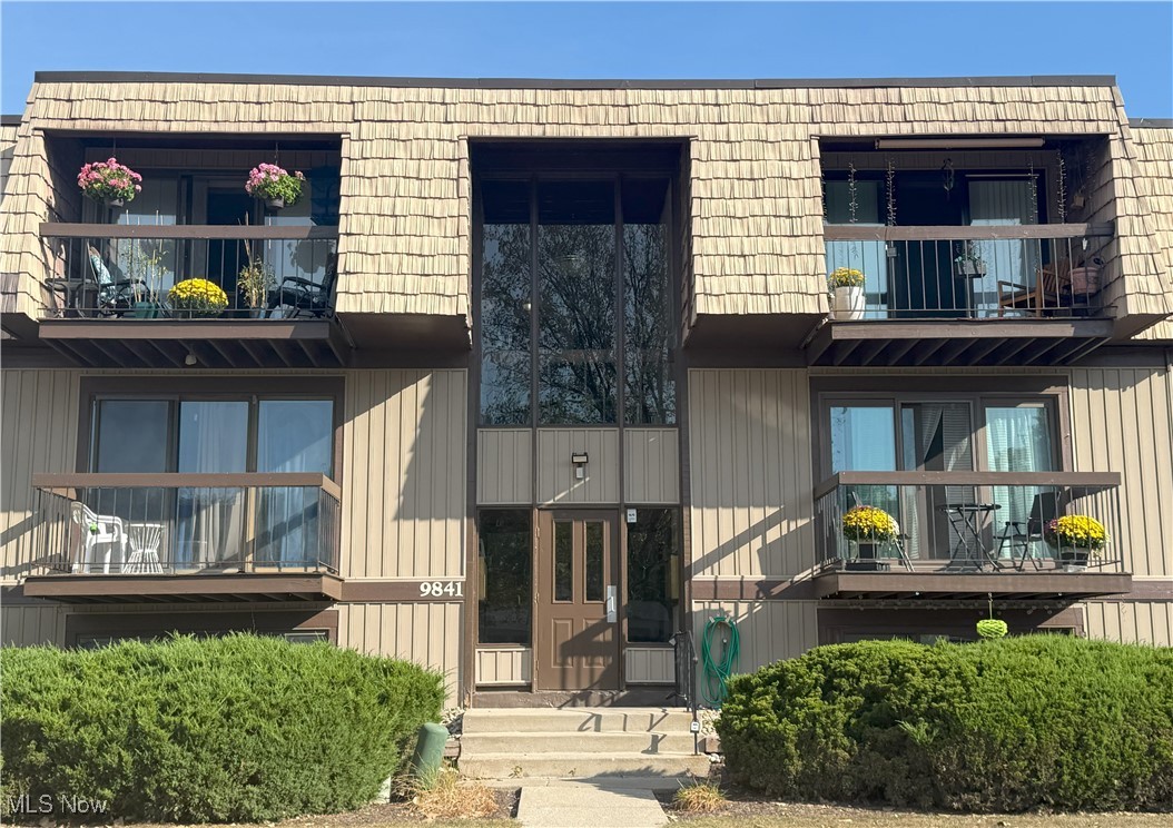 Welcome to 9841 Sunrise Blvd, Unit P19 in North Royalton’s Sunrise Cove Condominiums! This beautifully maintained 2-bedroom, 2-bath condo offers 1,152 sq. ft. of comfortable living space with a bright open-concept living and dining room. The eat-in kitchen features a convenient laundry room nearby, and the private balcony is perfect for relaxing outdoors.
Recent updates include a newer furnace, AC, carpeting, paint , throughout, and garage door opener. The unit also comes with a dedicated 180 ft single-car garage for parking and storage. Sunrise Cove residents enjoy outstanding amenities, including a clubhouse, pool, tennis and basketball courts, a scenic lake, and park-like grounds. Move-in ready and ideally located—don’t miss this one!