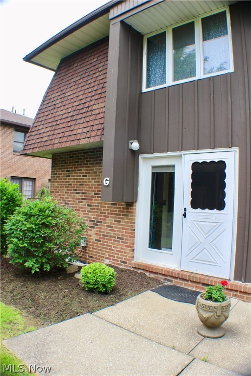 2 Bedroom, 1 1/2 Bath END UNIT CONDO is waiting for you to make it yours! Galley kitchen opens to a spacious living room with access out to a private patio. 1/2 bath off the foyer. 2bedrooms share the upstairs space featuring large closet space in both rooms! Basement has 578sqft waiting to be made into a rec room. Located close to Kent State University , Shopping, Restaurants!