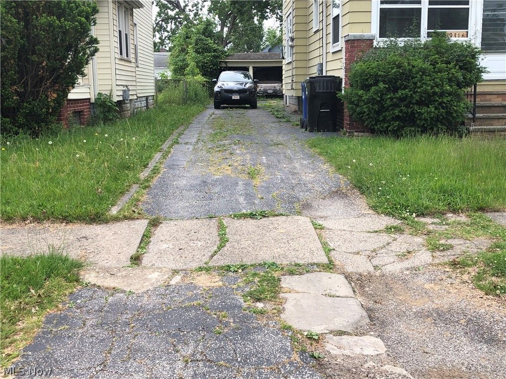 Photo of 19316 Shawnee Avenue, Cleveland, OH 44119 (MLS # 5188857)