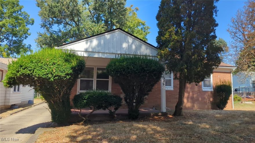 Looking to downsize or a first home! This 3 bedroom ranch located in Goodyear Heights is waiting for your personal touches!