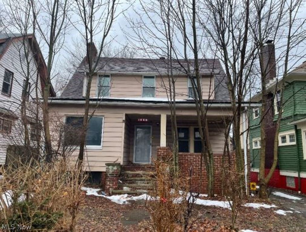 Great opportunity to buy this cape cod style fixer upper located in Cleveland Heights, OH and sitting on a
.12 acre lot (40x131). The interior has 1523 sq. ft. with 3 bedrooms and 1 bathroom plus a full basement.