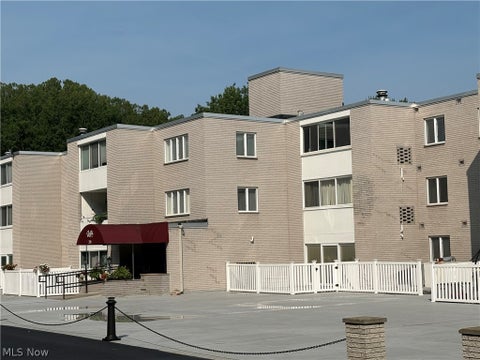 Condo For Sale - 520 Meredith Lane #207<br/> Summit County, Cuyahoga Falls, OH 44223