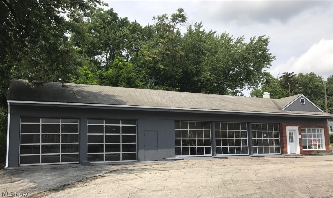 MOTIVATED SELLER!!! Freestanding Auto Shop with Recent Renovations. Includes; 5 Bay Doors, Reception/Office Area, Restroom, Laundry Area, and Rear Delivery Door. Corner Lot with Paved Parking and Curb Cuts to East Market St Near Downtown Warren. Excellent Opportunity for local Business Expansion, Owner/Operator, National Retail Chain or Investor.