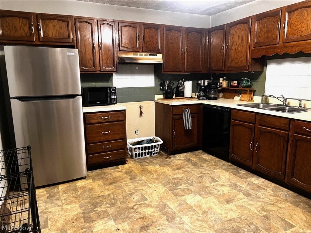 Photo of 166 Oak Knoll St, Niles, OH 44446 (MLS # 5193810)