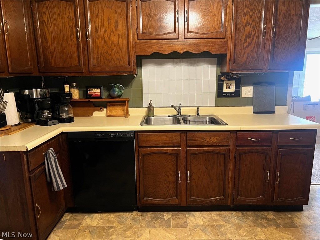 Photo of 166 Oak Knoll St, Niles, OH 44446 (MLS # 5193810)