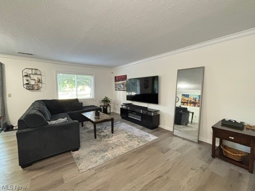 Photo of 1411 Buckingham Gate Boulevard, Cuyahoga Falls, OH 44221 (MLS # 5224332)