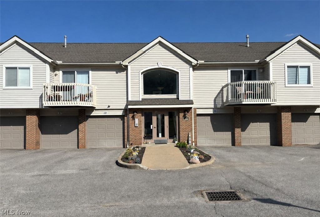Photo of 1411 Buckingham Gate Boulevard, Cuyahoga Falls, OH 44221 (MLS # 5224332)