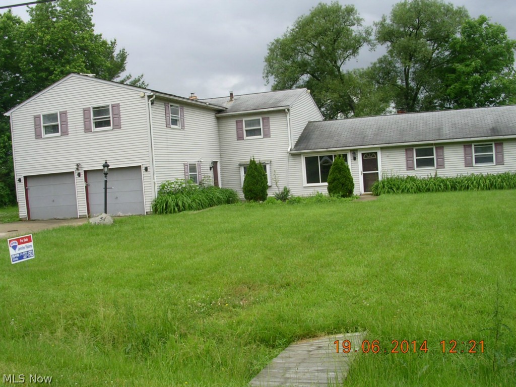 Sprawling house with tons of room to grow. 6 bedrooms and 3 baths. Additional large room upstars would make a great 7th bedroom or office. Large 1.18 acre yard is great for entertaining. Large room sizes, family room with fireplace for cold Ohio winters. Close to shopping and tons of amenities. Don’t miss out on this great opportunity!