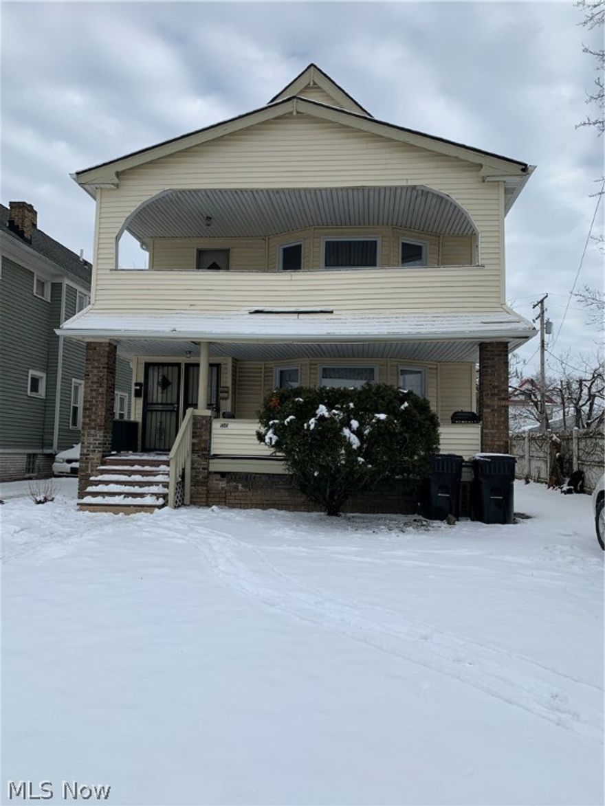 CUTE UPDATED DUPLEX UPSTAIRS ALL SEPARATE UTILITIES, UPDATED BATH AND KITCHEN NICE FRESH PAINT AND CARPETED BEDROOMS SECTION 8 WELCOME