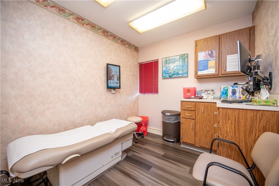 Village/Mineral Rdg - Commercial Sale