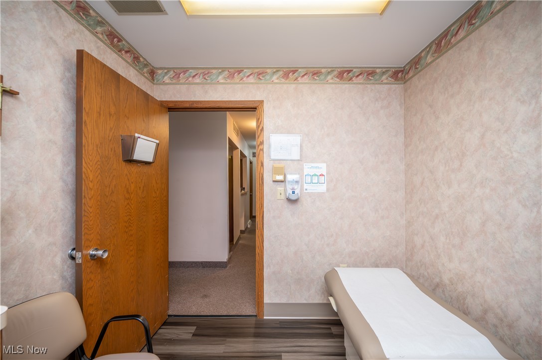 Village/Mineral Rdg - Commercial Sale